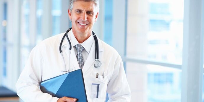 Dokter behandelt Nagelpilz