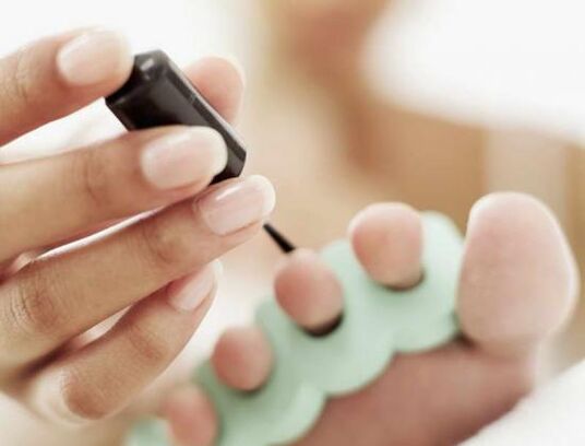 Behandlung vun Neel mat Nagellack fir eng Pilz Infektioun